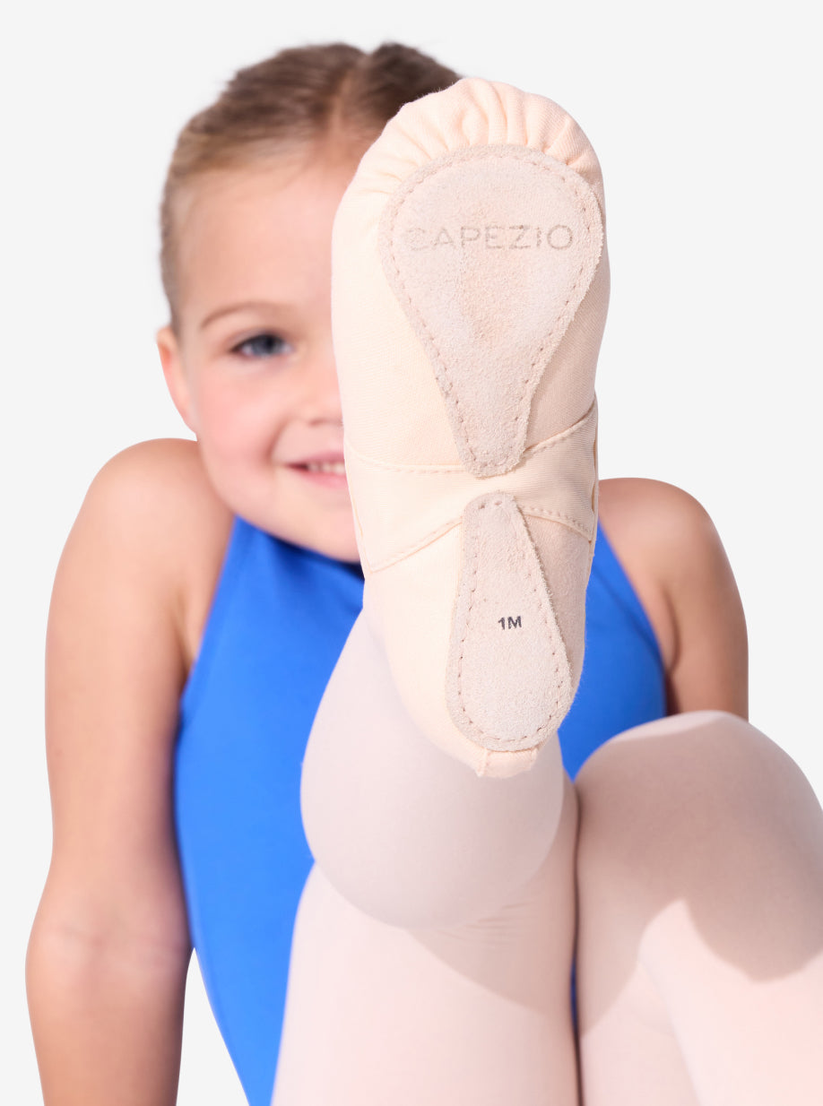 The butterfly-shaped arch expands up to two sizes with your child's foot