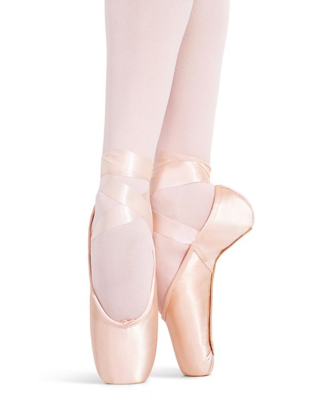 en pointe ballet shoes